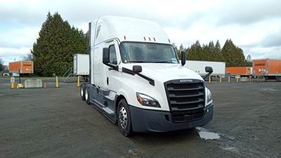 Freightliner Cascadia - 72" Raised Roof Double Bunk Sleeper, Detroit, Automatic, Battery Powered HVAC with Optimized Idle