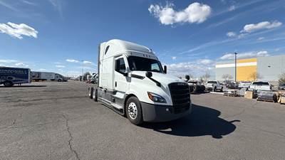 Freightliner Cascadia - 72" Raised Roof Double Bunk Sleeper, Detroit, Automatic, Battery Powered HVAC with Optimized Idle