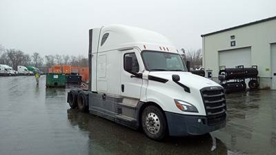 Freightliner Cascadia - 72" Raised Roof Double Bunk Sleeper, Detroit, Automatic, Battery Powered HVAC with Optimized Idle
