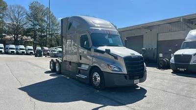 Freightliner Cascadia - 72" Raised Roof Double Bunk Sleeper, Detroit, Automatic, Optimized Idle