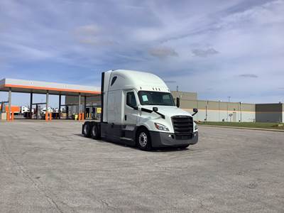 Freightliner Cascadia - 72" Raised Roof Double Bunk Sleeper, Detroit, Automatic, Battery Powered HVAC with Optimized Idle