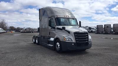 Freightliner Cascadia - 72" Raised Roof Double Bunk Sleeper, Detroit, Automatic, Battery Powered HVAC with Optimized Idle