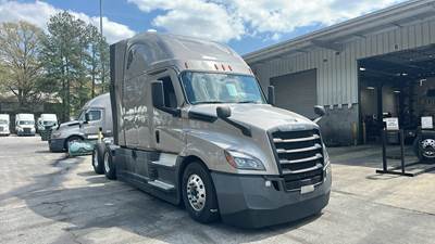 Freightliner Cascadia - 72" Raised Roof Double Bunk Sleeper, Detroit, Automatic, Battery Powered HVAC with Optimized Idle
