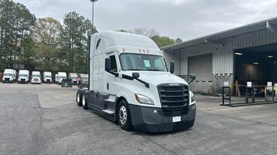 Freightliner Cascadia - 72" Raised Roof Double Bunk Sleeper, Detroit, Automatic, Battery Powered HVAC with Optimized Idle