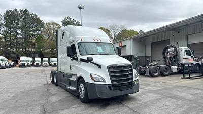 Freightliner Cascadia - 72" Raised Roof Double Bunk Sleeper, Detroit, Automatic, Battery Powered HVAC with Optimized Idle