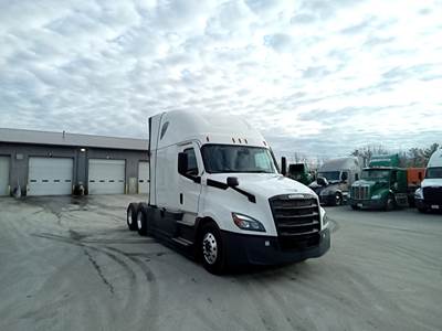 Freightliner Cascadia - 72" Raised Roof Double Bunk Sleeper, Detroit, Automatic, Battery Powered HVAC with Optimized Idle