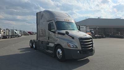 Freightliner Cascadia - 72" Raised Roof Double Bunk Sleeper, Detroit, Automatic, Battery Powered HVAC with Optimized Idle