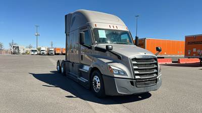 Freightliner Cascadia - 72" Raised Roof Double Bunk Sleeper, Detroit, Automatic, Battery Powered HVAC with Optimized Idle