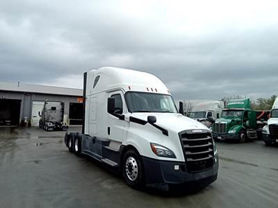 Freightliner Cascadia - 72" Raised Roof Double Bunk Sleeper, Detroit, Automatic