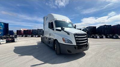 Freightliner Cascadia - 72" Raised Roof Double Bunk Sleeper, Detroit, Automatic, Battery Powered HVAC with Optimized Idle