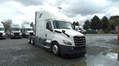 Freightliner Cascadia - 72" Raised Roof Double Bunk Sleeper, Detroit, Automatic, Battery Powered HVAC with Optimized Idle