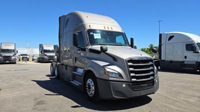 Freightliner Cascadia - 72" Raised Roof Double Bunk Sleeper, Detroit, Automatic, Battery Powered HVAC with Optimized Idle