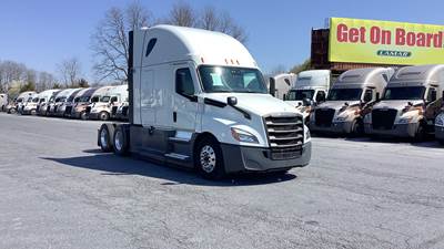 Freightliner Cascadia - 72" Raised Roof Double Bunk Sleeper, Detroit, Automatic, Battery Powered HVAC with Optimized Idle