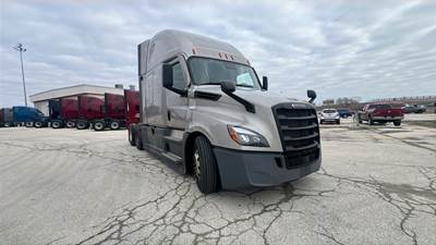 Freightliner Cascadia - 72" Raised Roof Double Bunk Sleeper, Detroit, Automatic, Battery Powered HVAC with Optimized Idle