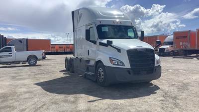 Freightliner Cascadia - 72" Raised Roof Double Bunk Sleeper, Detroit, Automatic, Battery Powered HVAC with Optimized Idle
