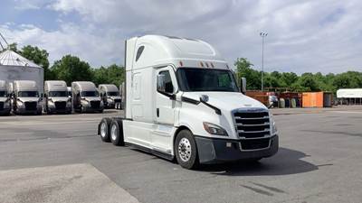 Freightliner Cascadia - 72" Raised Roof Double Bunk Sleeper, Detroit, Automatic