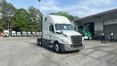 Freightliner Cascadia - 72" Raised Roof Double Bunk Sleeper, Detroit, Automatic, Battery Powered HVAC with Optimized Idle