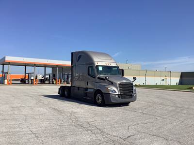 Freightliner Cascadia - 72" Raised Roof Double Bunk Sleeper, Detroit, Automatic, Battery Powered HVAC with Optimized Idle