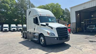 Freightliner Cascadia - 72" Raised Roof Double Bunk Sleeper, Detroit, Automatic, Battery Powered HVAC with Optimized Idle