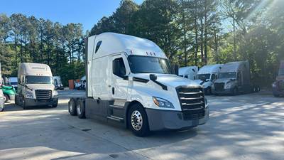 Freightliner Cascadia - 72" Raised Roof Double Bunk Sleeper, Detroit, Automatic, Battery Powered HVAC with Optimized Idle