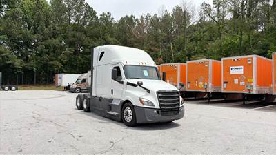 Freightliner Cascadia - 72" Raised Roof Double Bunk Sleeper, Detroit, Automatic, Battery Powered HVAC with Optimized Idle