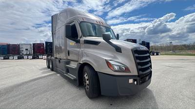 Freightliner Cascadia - 72" Raised Roof Double Bunk Sleeper, Detroit, Automatic, Battery Powered HVAC with Optimized Idle