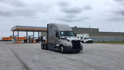 Freightliner Cascadia - 72" Raised Roof Double Bunk Sleeper, Detroit, Automatic, Battery Powered HVAC with Optimized Idle