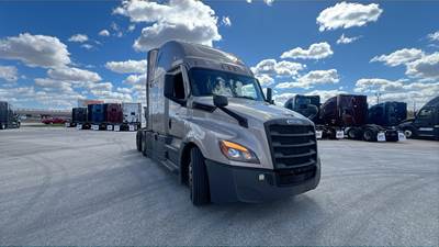 Freightliner Cascadia - 72" Raised Roof Double Bunk Sleeper, Detroit, Automatic, Optimized Idle