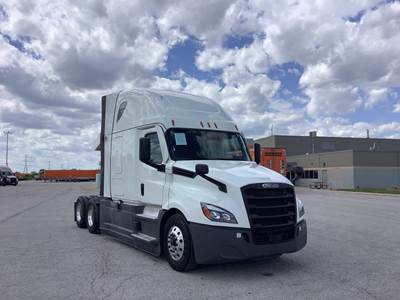 Freightliner Cascadia - 72" Raised Roof Double Bunk Sleeper, Detroit, Automatic, Battery Powered HVAC with Optimized Idle