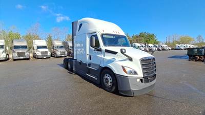 Freightliner Cascadia - 72" Raised Roof Double Bunk Sleeper, Detroit, Automatic, Battery Powered HVAC with Optimized Idle