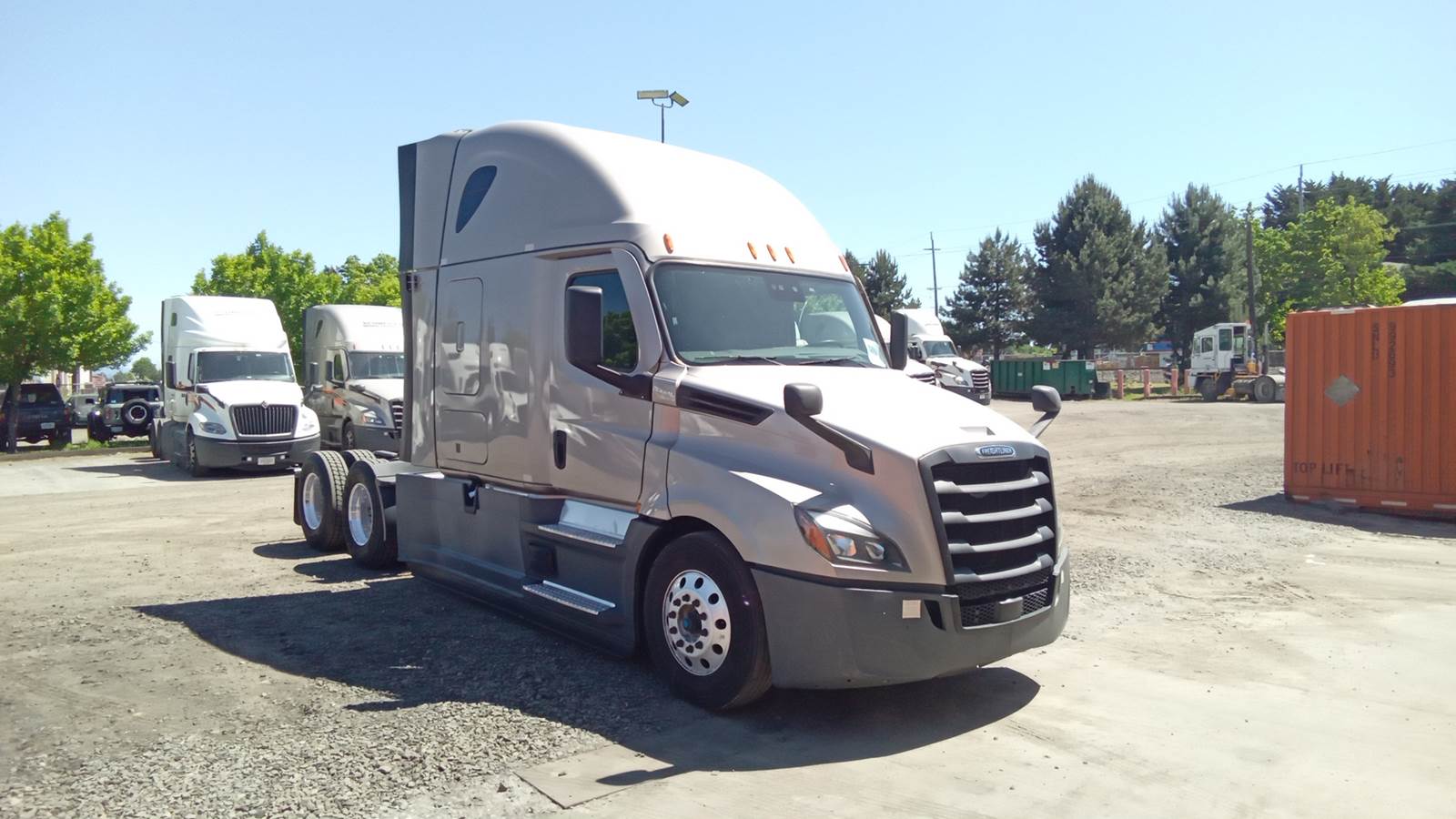 2022 Freightliner sleeper semi-truck