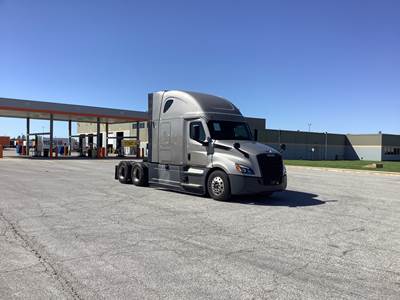 Freightliner Cascadia - 72" Raised Roof Double Bunk Sleeper, Detroit, Automatic, Battery Powered HVAC with Optimized Idle