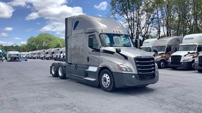 Freightliner Cascadia - 72" Raised Roof Double Bunk Sleeper, Detroit, Automatic, Battery Powered HVAC with Optimized Idle