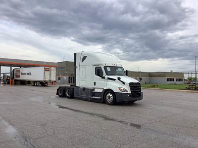 Freightliner Cascadia - 72" Raised Roof Double Bunk Sleeper, Detroit, Automatic, Battery Powered HVAC with Optimized Idle