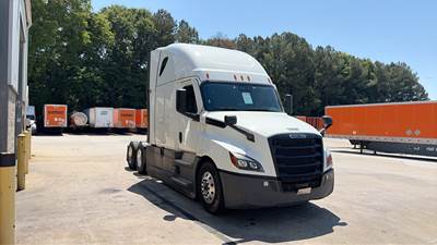 Freightliner Cascadia - 72" Raised Roof Double Bunk Sleeper, Detroit, Automatic, Battery Powered HVAC with Optimized Idle