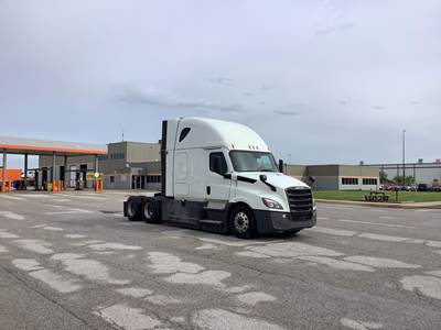 Freightliner Cascadia - 72" Raised Roof Double Bunk Sleeper, Detroit, Automatic, Battery Powered HVAC with Optimized Idle