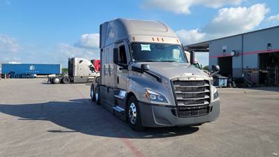Freightliner Cascadia - 72" Raised Roof Double Bunk Sleeper, Detroit, Automatic, Battery Powered HVAC with Optimized Idle
