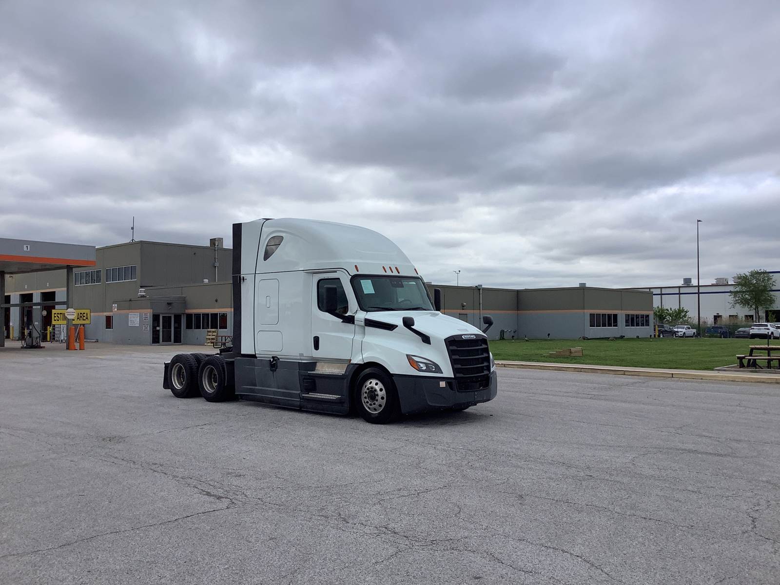 2022 Freightliner sleeper semi-truck