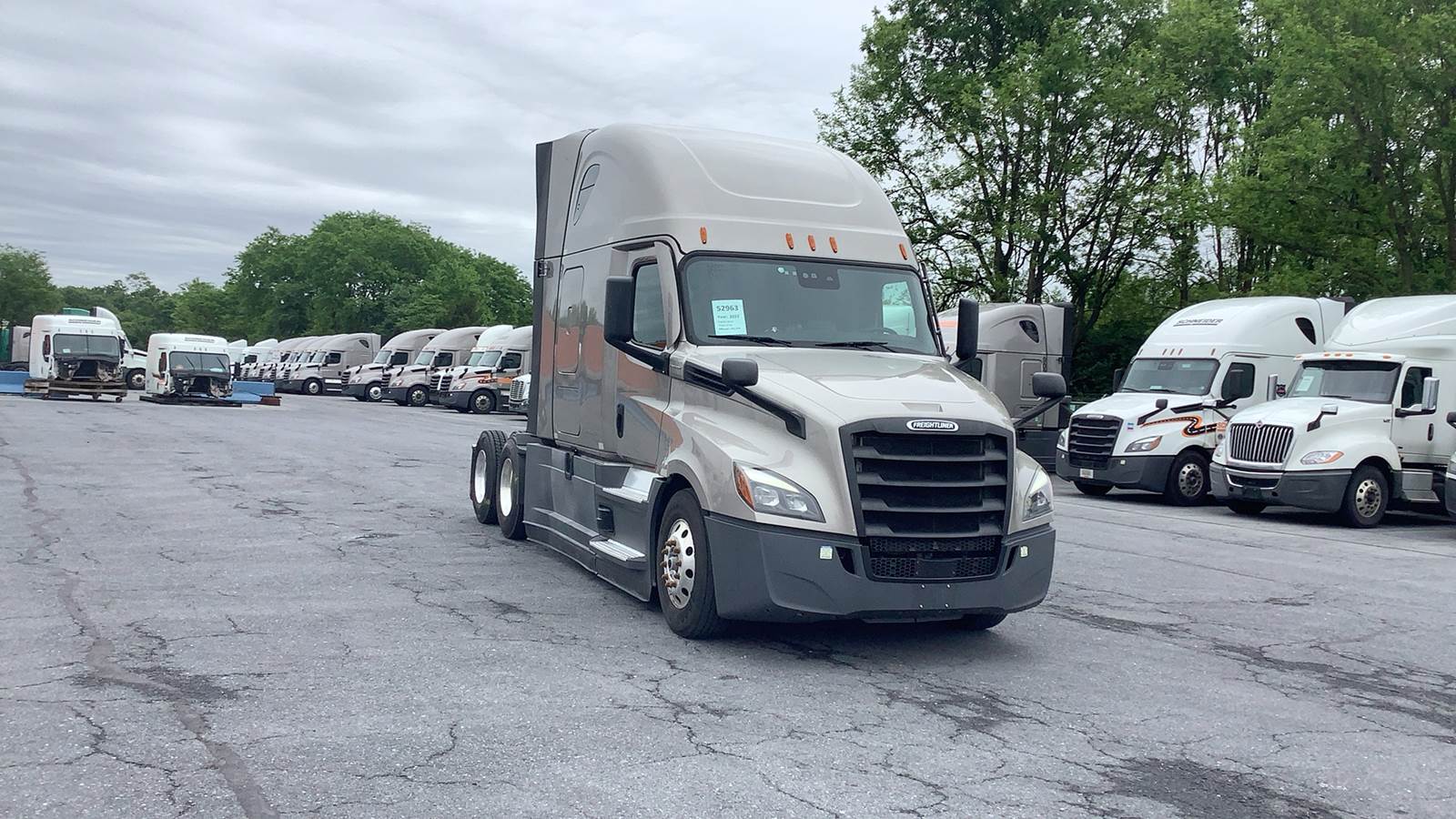 2022 Freightliner sleeper semi-truck