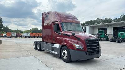 Freightliner Cascadia - 72" Raised Roof Double Bunk Sleeper, Detroit, Automatic, TriPac APU