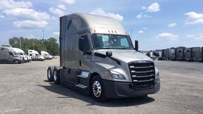 Freightliner Cascadia - 72" Raised Roof Double Bunk Sleeper, Detroit, Automatic, Battery Powered HVAC with Optimized Idle