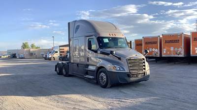 Freightliner Cascadia - 72" Raised Roof Double Bunk Sleeper, Detroit, Automatic, Optimized Idle