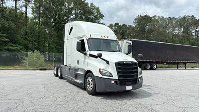 Freightliner Cascadia - 72" Raised Roof Double Bunk Sleeper, Detroit, Automatic, Battery Powered HVAC with Optimized Idle