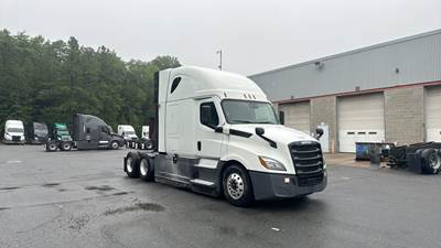 Freightliner Cascadia - 72" Raised Roof Double Bunk Sleeper, Detroit, Automatic, Battery Powered HVAC with Optimized Idle