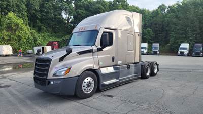 Freightliner Cascadia - 72" Raised Roof Double Bunk Sleeper, Detroit, Automatic, Battery Powered HVAC with Optimized Idle