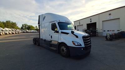 Freightliner Cascadia - 72" Raised Roof Double Bunk Sleeper, Detroit, Automatic, Battery Powered HVAC with Optimized Idle