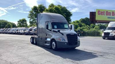 Freightliner Cascadia - 72" Raised Roof Double Bunk Sleeper, Detroit, Automatic, Optimized Idle
