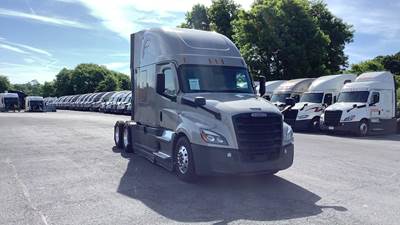 Freightliner Cascadia - 72" Raised Roof Double Bunk Sleeper, Detroit, Automatic, Optimized Idle