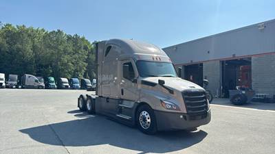 Freightliner Cascadia - 72" Raised Roof Double Bunk Sleeper, Detroit, Automatic, Battery Powered HVAC with Optimized Idle