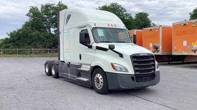 Freightliner Cascadia - 72" Raised Roof Double Bunk Sleeper, Detroit, Automatic, Battery Powered HVAC with Optimized Idle
